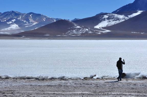 Filmando a congelada Laguna Blanca, no caminho para a Laguna Colorada, no sudoeste da Bolívia